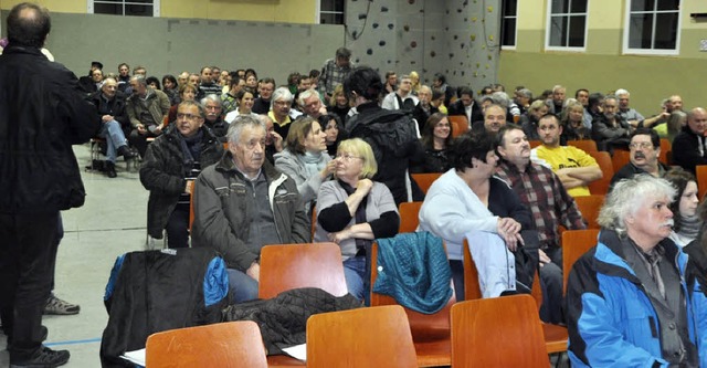 120 Interessenten kamen zur Informatio...berwohnheim  in die Turnhalle  Rhina.   | Foto: Elisabeth Willers