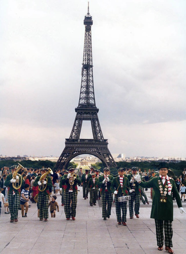 Unter dem Eiffelturm: Die Latschari sp...; mit Gerhard Stegmann an der Spitze.   | Foto: FOTOS/Archiv: Erwin Wehinger