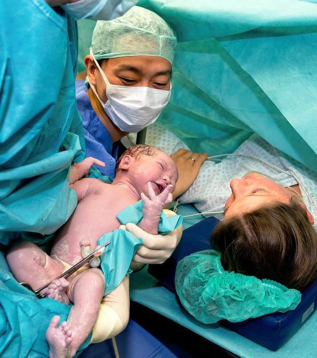 Glckliche Geburt &#8211; aber was, we...fr die Kliniken lauern im Kreisaal.   | Foto: dpa