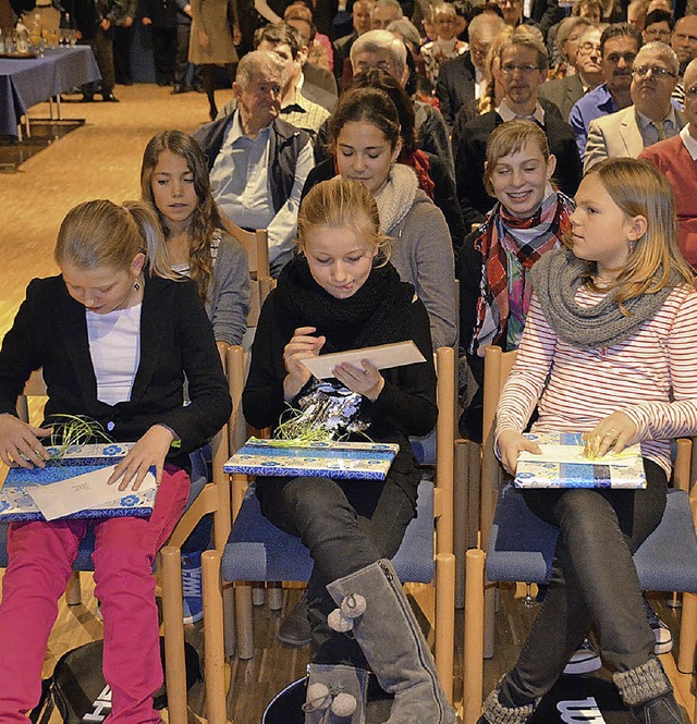 Die Mdchen des Tennisclubs freuten si...die Geschenke und Ehrung der Gemeinde.  | Foto: Manfred Frietsch