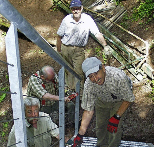 Die ehrenamtlichen Helfer des Schwarzw...er neuen Treppe in der Lotenbachklamm   | Foto: Bruno Morath