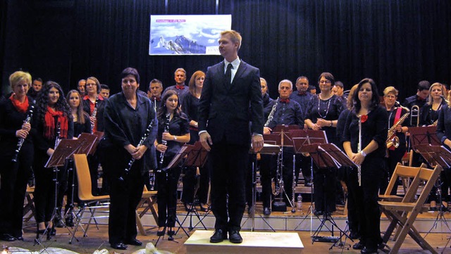 Der Musikverein Tunsel mit seinem Dirigenten Denis Laile  | Foto: Anne Freyer