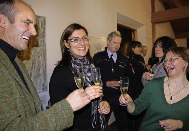 Mit Sekt und Saft wurde beim Neujahrse... Stegen auf das neue Jahr angestoen.   | Foto: andreas peikert