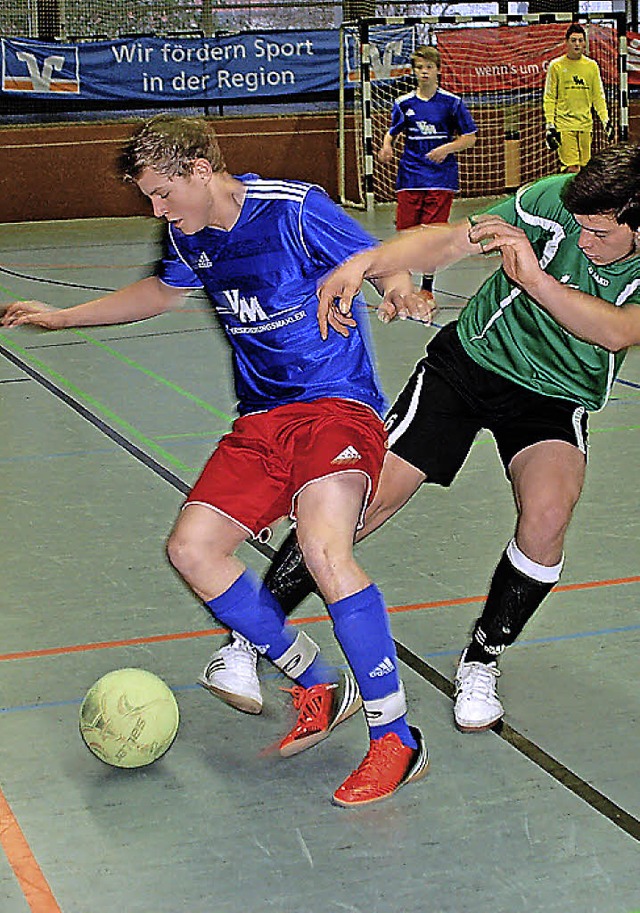 Alen Zukanovic vom FC Hausen (rechts) ...l  gegen Yannik Schlegel (SV Todtnau)   | Foto: Held