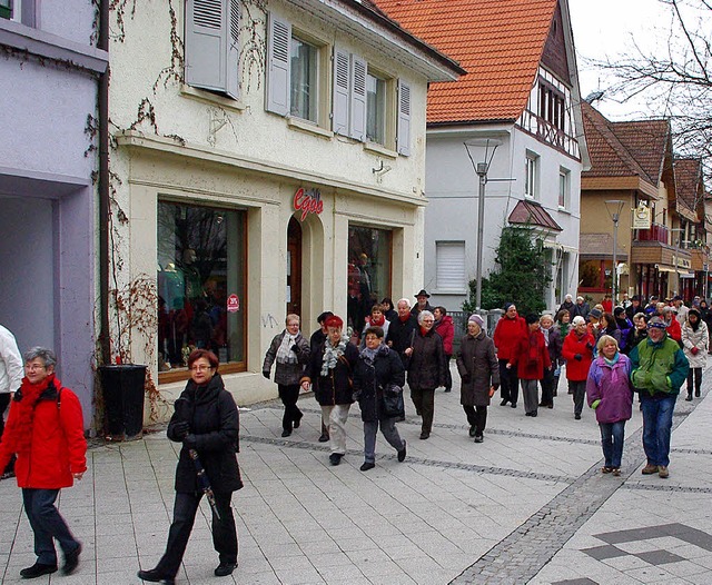 75 Teilnehmer waren bei der ersten 300...ten dabei Leben in die Fugngerzone.   | Foto: Rolf Reimann