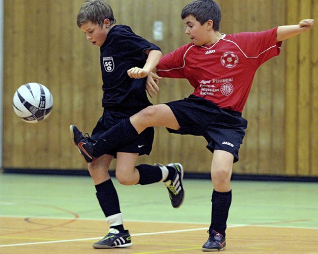 Auch packende Zweikmpfe gibt es bei den Stadtmeisterschaften im Hallenfuball.   | Foto: Archivfoto: P. Heck