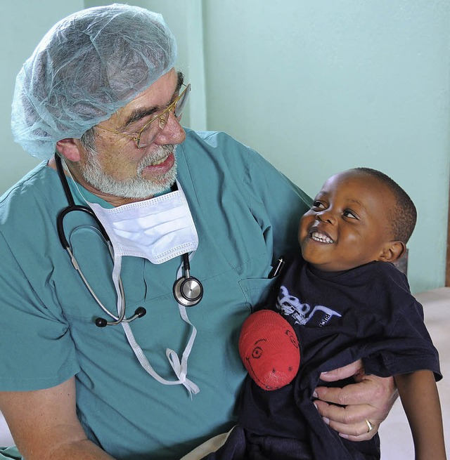 Christoph von Ascheraden, in St. Blasi... seiner kleinen Patienten in Kamerun.   | Foto: Privat