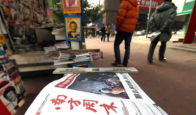 Kritisches Blatt: die Nanfang Zhoumo an einem Zeitungsstand  | Foto: afp