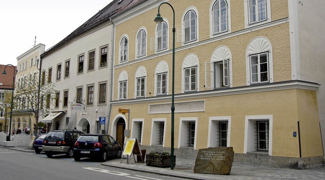 Seit ber einem Jahr steht das Geburts...f Hitler in Braunaus Innenstadt leer.   | Foto: dpa