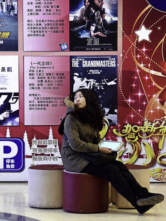 Einsam und unsicher? Eine junge Chinesin sitzt in Peking im Kino.   | Foto: AFP