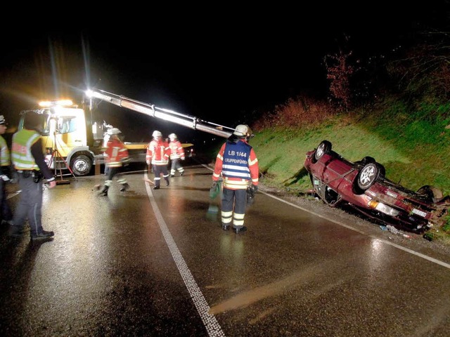 Auf dem Dach blieb der Ford Scorpio liegen.  | Foto: Feuerwehr