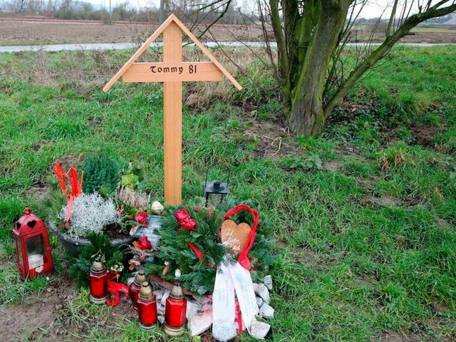 Ein Kreuz und Blumen bei der Leutkirch...rschopfheim erinnern an das Mordopfer.  | Foto: Bastian Henning