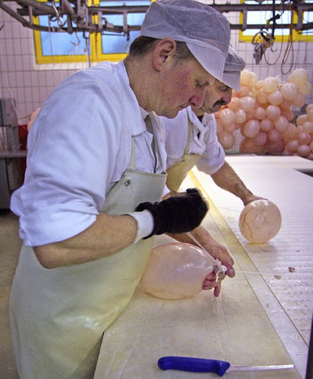 Metzger im Stress beim Herstellen der Saublodere.  | Foto: Fleig