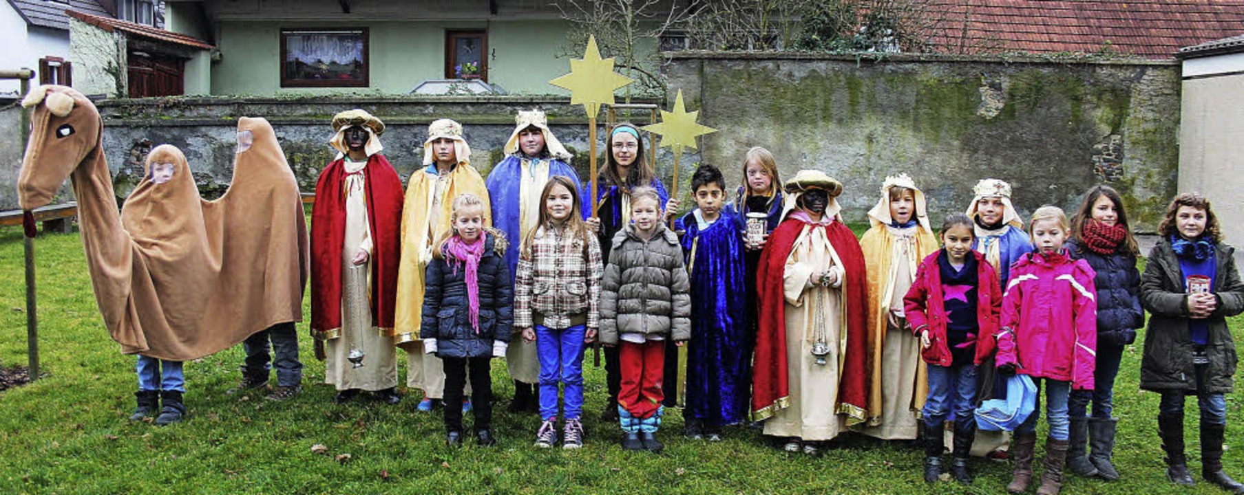 Auch in Btzingen zogen  Kinder eifrig...er, sogar mit einem  Kamel  im Tross.   | Foto: horst david