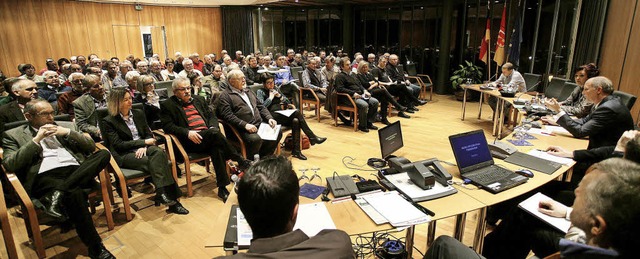 Bald 100 Menschen waren der Einladung ...rtszentrum in den Brgersaal gefolgt.   | Foto: Bastian Henning