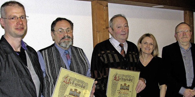 Pfarrer Bernhard Stahlberger (links) M...liedschaft im Kirchenchor Grwihl aus.  | Foto: Rolf Albiez