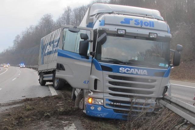 LKW donnert in die Mittelleitplanke der A98