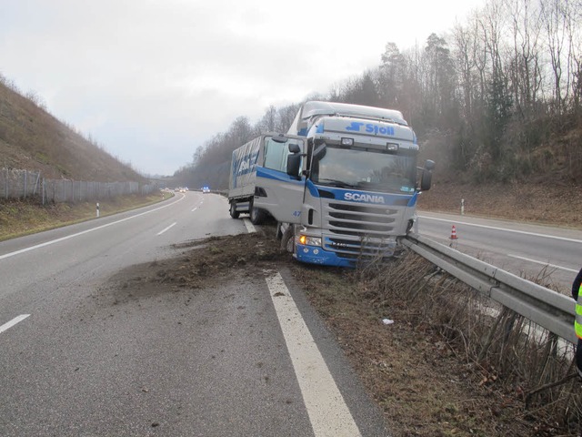 Ende einer Unfallfahrt: Auf der A98 donnert ein Laster in die Mittelleitplanke.  | Foto: Polizei