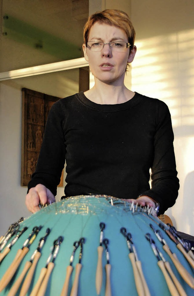 Karin Langendorf experimentiert an ihrem  Klppelkissen mit Metallfden.   | Foto: Danielle Hirschberger