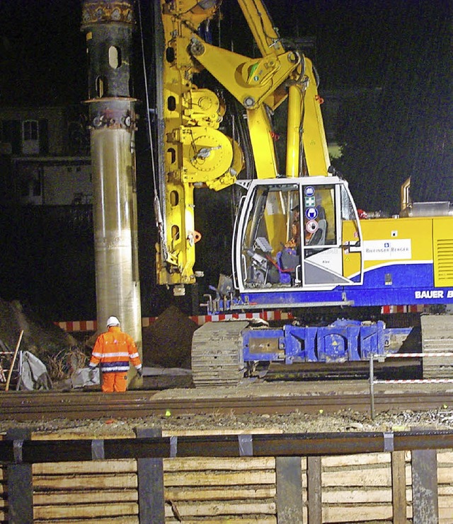 Die Nachtarbeiten  am Hornacker beginn...wischen Gleiskrper und B 34 entsteht.  | Foto: Rolf Reimann
