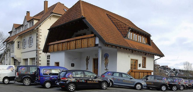 Eine flotte Flotte: zahlreiche Autos i...tzt aber auch der bunte Kleber nicht.  | Foto: Norbert Rheiner