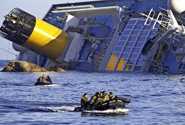 In den Tagen nach dem Unglck suchten Rettungskrfte das Wrack regelmig ab.   | Foto: DPA/Julia DREIER (2)