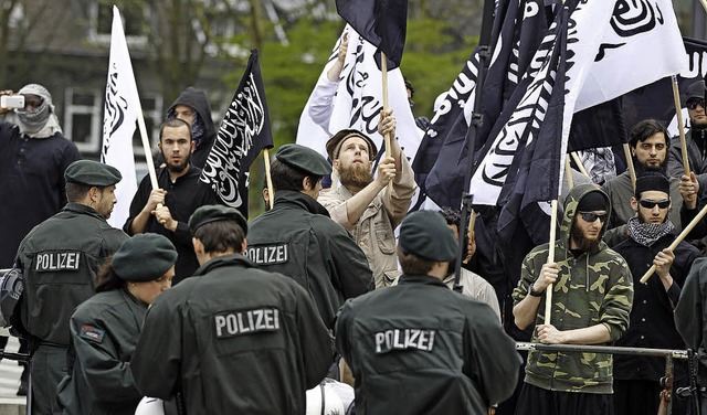 Salafisten demonstrieren im Mai 2012 in Solingen.   | Foto: dapd