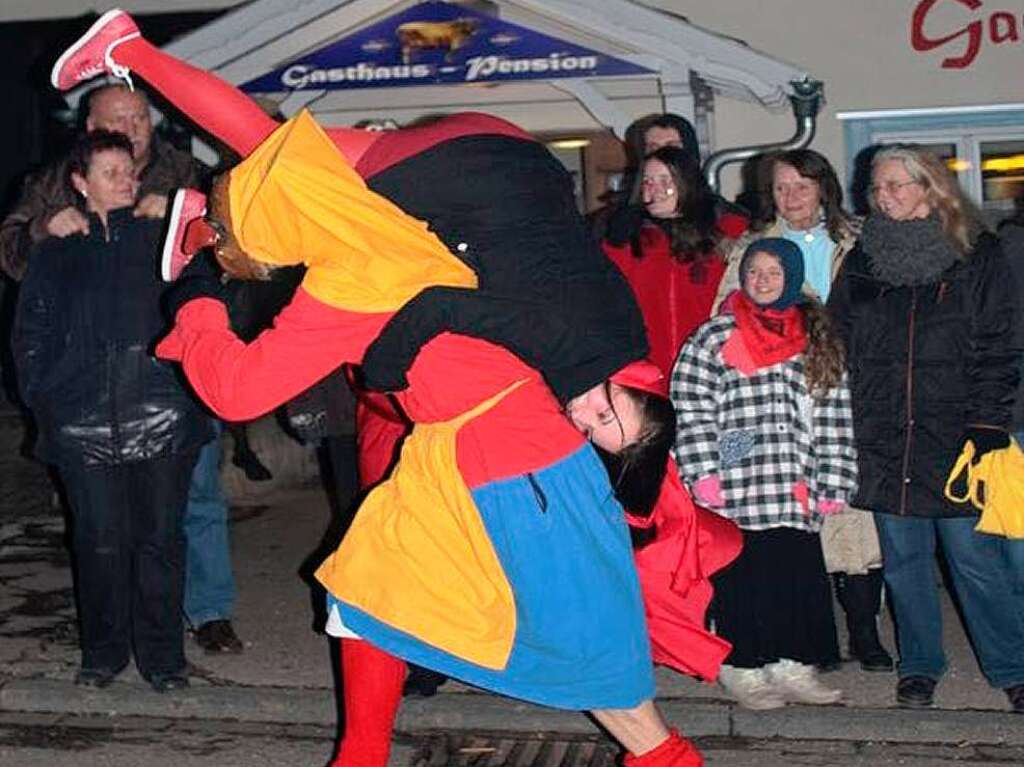 Zur Freude der Zuschauer hatten es die Schlsslebuck Hexen aus Dggingen auf die schnen Mdchen abgesehen.