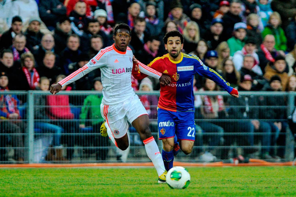 David Alaba (l.) im Laufduell mit Mohamed Salah.