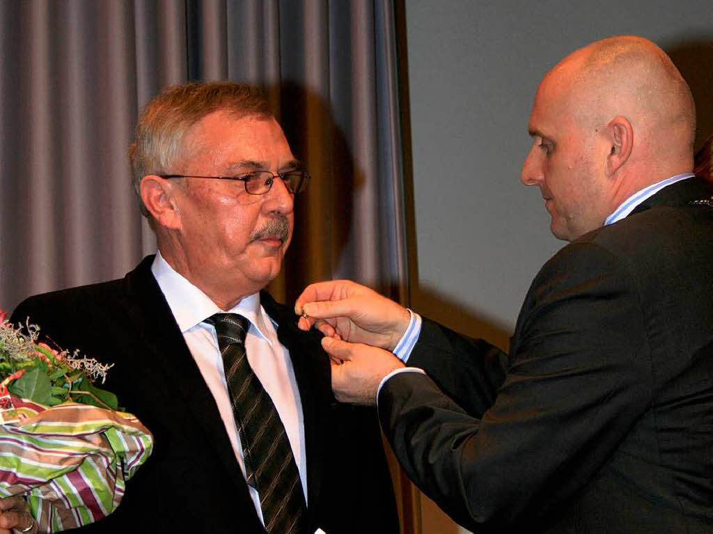 Ein bewegender Moment: Karlo Rieth bekommt von Oberbrgermeister Stefan Schlatterer die Ehrennadel verliehen.