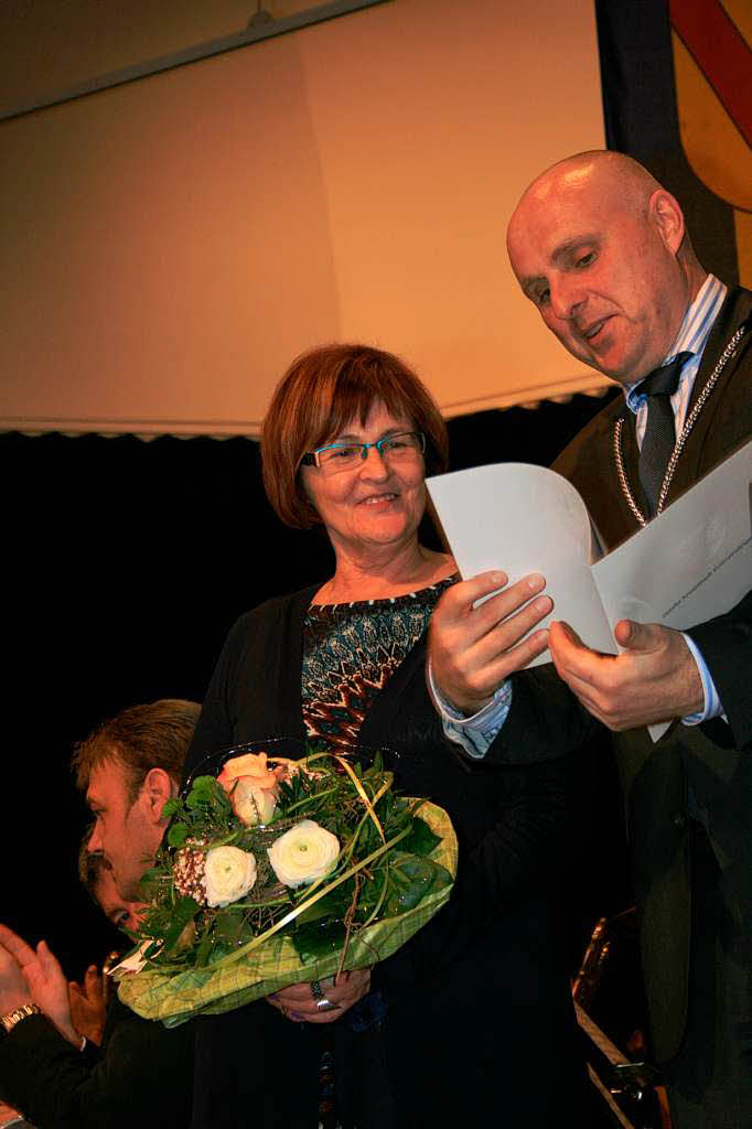 Ein Blumenstrau frs Engagement: Helga Kpernick