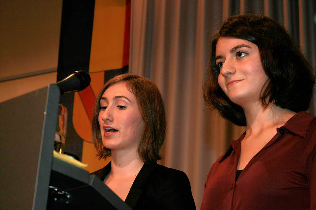 Naomi Arbely (rechts) und Noemi Mossmann redeten stellvertretend fr die Schler.