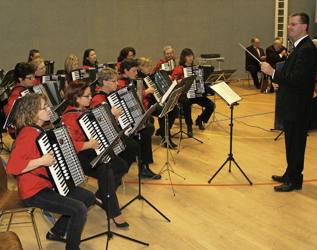 Das Akkordeon-Orchester (Bild) und der...schinger Neujahrsempfang  musikalisch.  | Foto: Reinhard Cremer