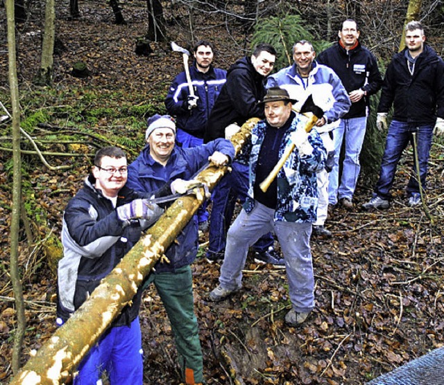 Schwerstarbeit verrichteten die &#8222...8220; beim Schlagen des Narrenbaumes.   | Foto: N. Sedlak