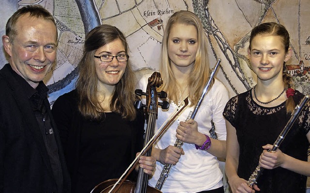 Franziska Eberhardt und Elena Klein tr...ehweiler begleiteten sie (von rechts).  | Foto: Hannes Lauber