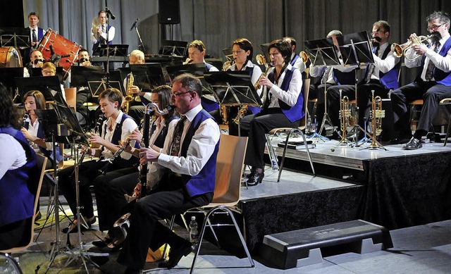 Mitreiend spielten die Musiker und Musikerinnen in der Rheinauenhalle.   | Foto: wolfgang knstle