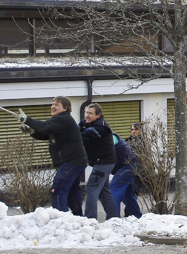 Muskelkraft war beim Aufrichten des Festzeltes nötig. | Foto: Erhard Morath Muskelkraft war beim Aufrichten des Festzeltes nötig. | Foto: Erhard Morath