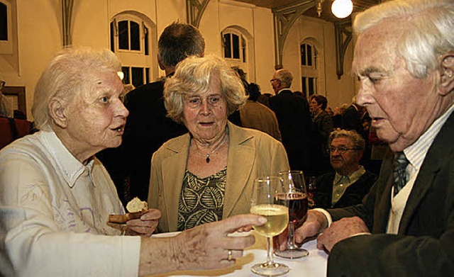 Viele Gste blieben noch fr ein Pluschchen bei Wein und Brezeln.  | Foto: Friederike Marx-Kohlstdt