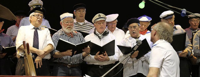 Aus Sngern wurden Seemnner: der MGV ...rzhausen bei seinem Konzert im Forum.   | Foto: Lutz