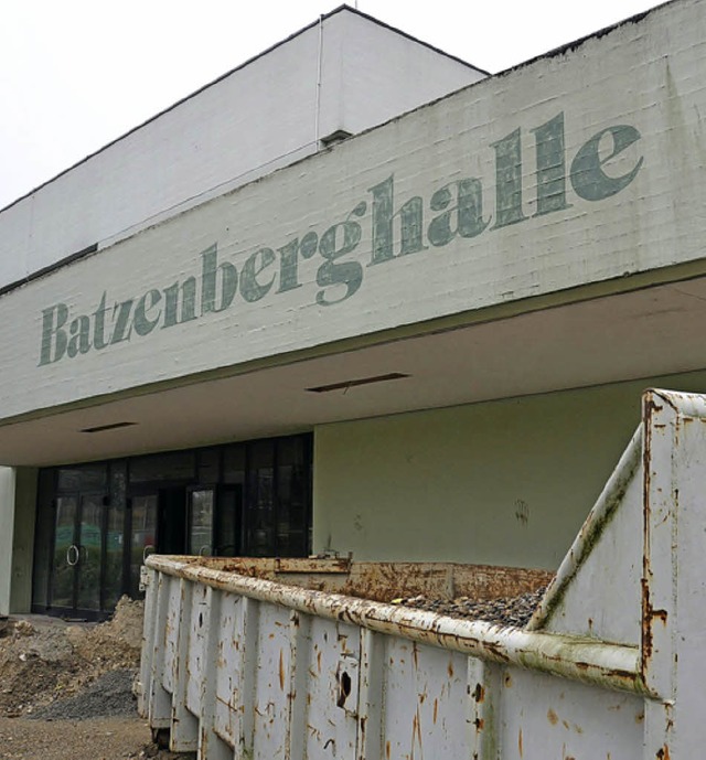 Container voller Schutt: Die Umbauarbeiten in der Batzenberghalle laufen.   | Foto: Tanja Bury