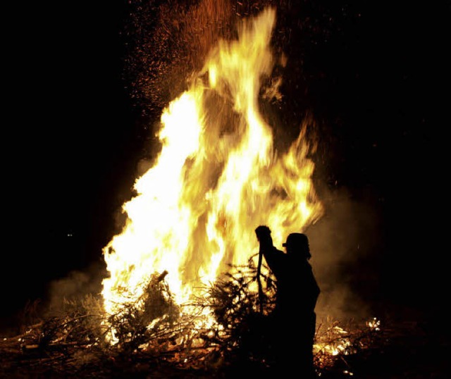 Fr ein gewaltiges Feuer sorgten am Wo...gesetzt  wurden sie von der Feuerwehr.  | Foto: Gabriele Fssler