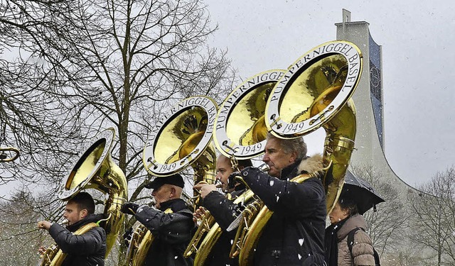 Gugge vor Kirche: Die Formation der Pu...l bei der Marschprob&#8217; im Grtt.   | Foto: Nikolaus Trenz