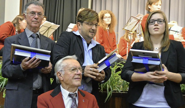 Peter Gutmann (von links), sitzend Wal...etsch und Laura Donath wurden geehrt.   | Foto: Ralf H. Dorweiler