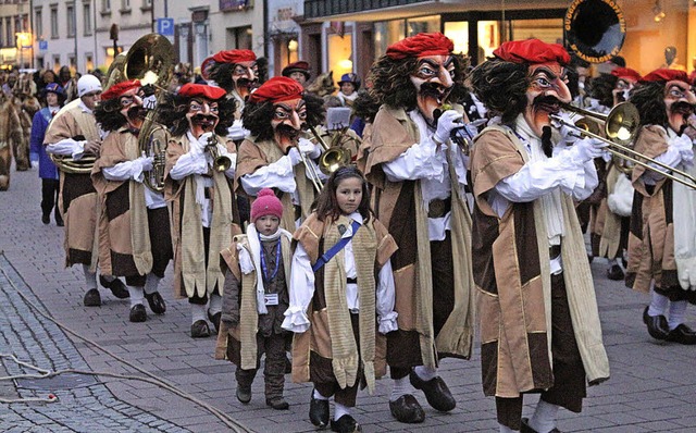 Mit Musik geht alles besser: Die Gugge...m der Enninger in die Hhe zu hieven.   | Foto: Hans-Jrgen Hege