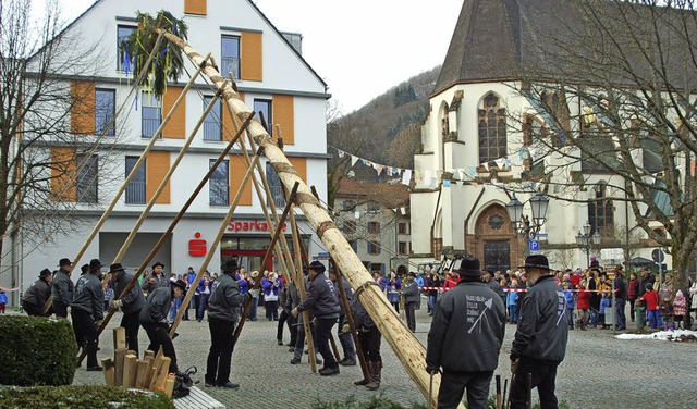 kraft und Geschicklichkeit war  von de...eim Aufrichten des Narrenbaum gefragt.  | Foto: Felix held