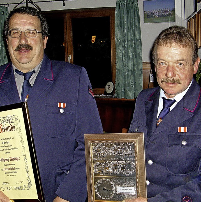 Neues  Ehrenmitglied:   Wolfgang Metzg...eilungschef  Hubert Wagner   (rechts).  | Foto: Kirsten Lux