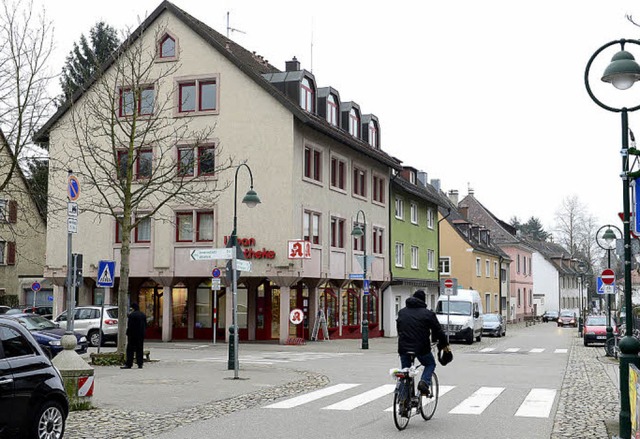 Vom ursprnglichen drflichen Straenz... 50 (heute mit rosafarbener Fassade).   | Foto: Ingo Schneider