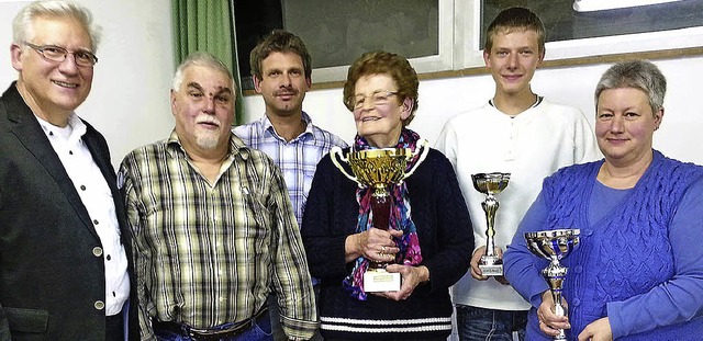 Besondere Wanderer ehrte Ortsvorsteher...men) und Gaby Bche (86 Wanderungen).   | Foto: Michael Rber