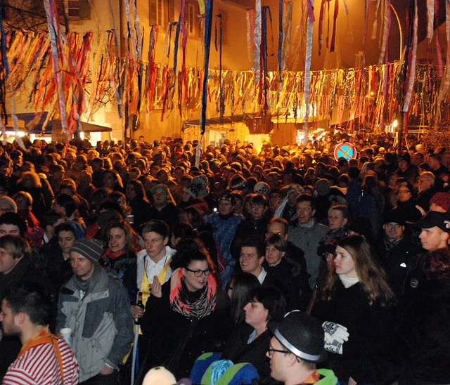 Gro war die Schar der Feiernden im Ob...ah und fern heizten den Besuchern ein.  | Foto: Maja Tolsdorf