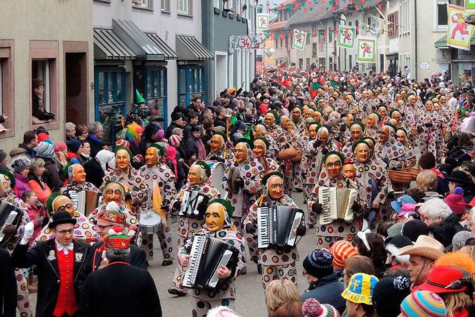 Die Schantlemusik aus Oberndorf zieht am Elzacher Rathaus vorbei (Foto: Kurt Meier) Die Schantlemusik aus Oberndorf zieht am Elzacher Rathaus vorbei (Foto: Kurt Meier)
